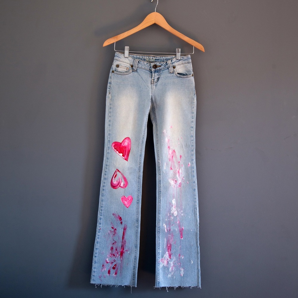 PAINTED HEART SPLATTER LIGHT FLARE LOW RISE JEANS